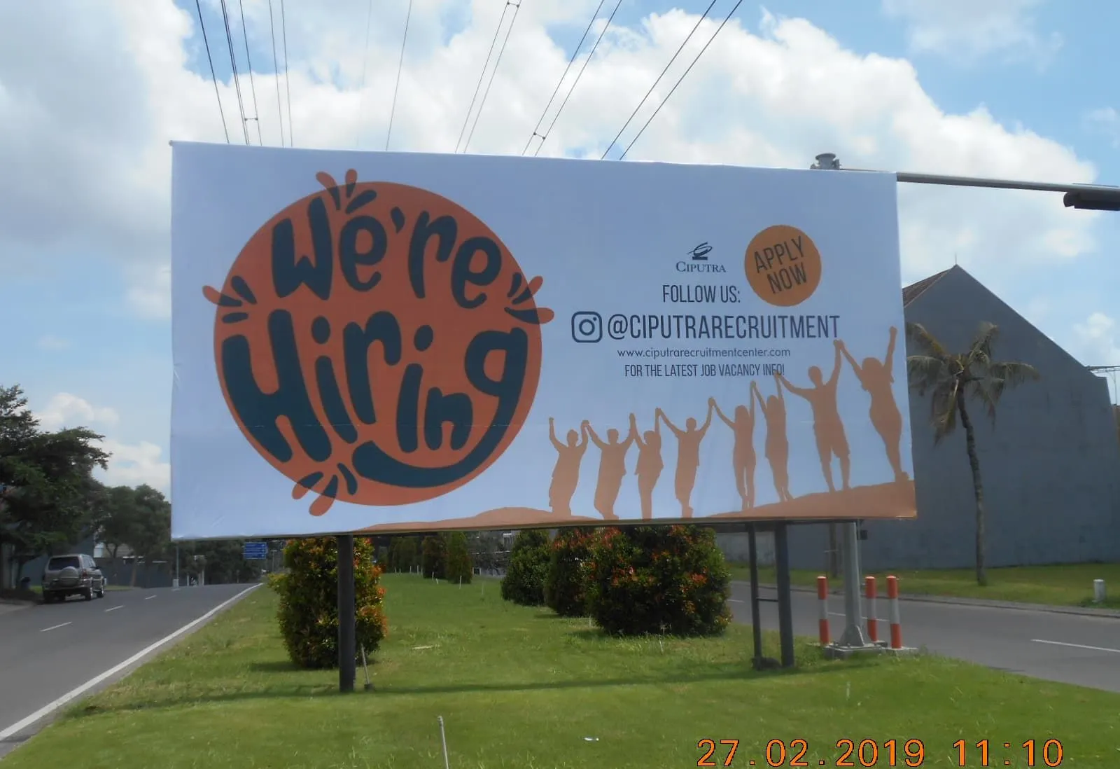 Billboard berukuran besar hasil pemasangan DutaAdpro di Surabaya